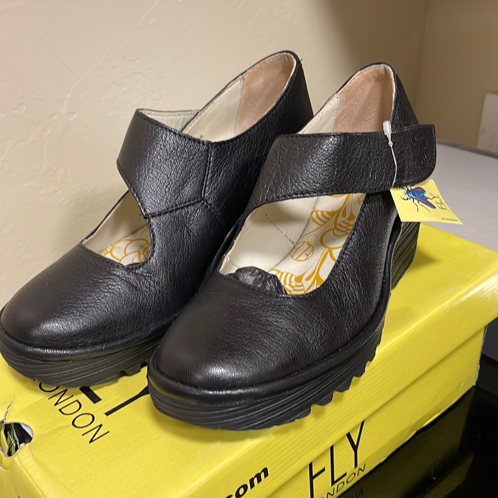 Fly london yasi shoes. Ordered from london black size 38. New in box